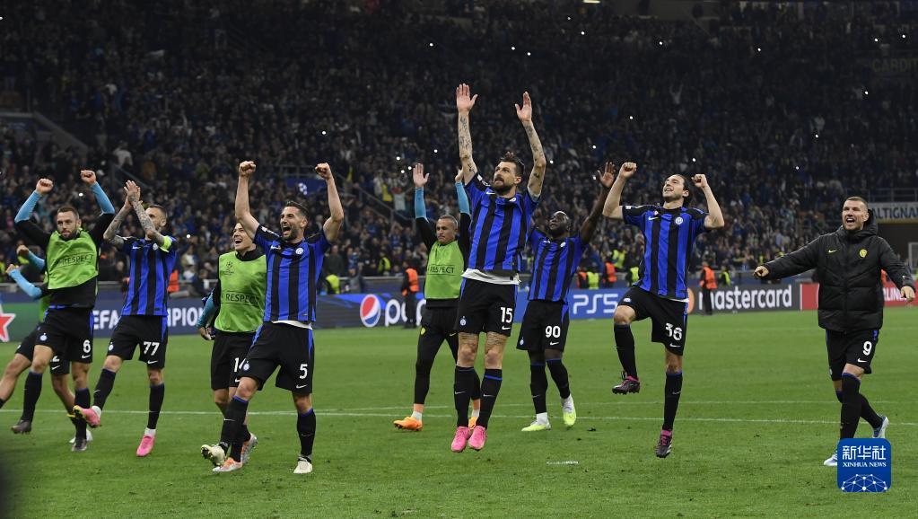 残特奥会游泳比赛现场，教练为何拿着绑着球的长杆，比赛中途还要敲击运动员？这背后是一份无声的默契