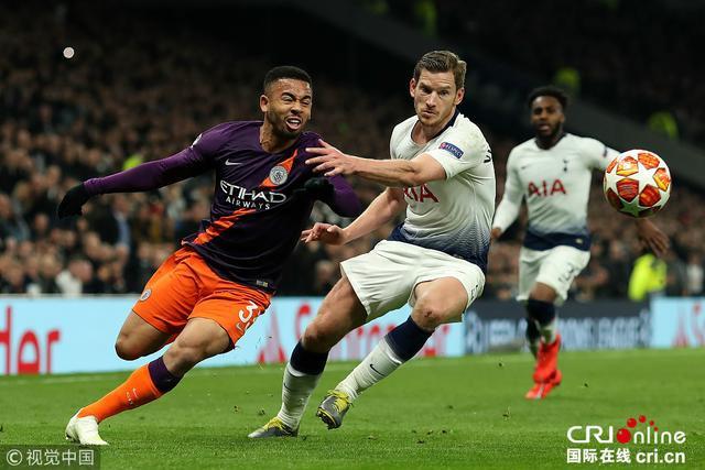 跋涉近18小时，15岁小球迷在球场外山上直播解说解放者杯决赛