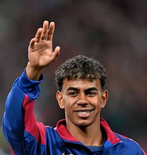 阿图什杯球员进球后跑上看台给母亲献花，后两黄变一红被罚下