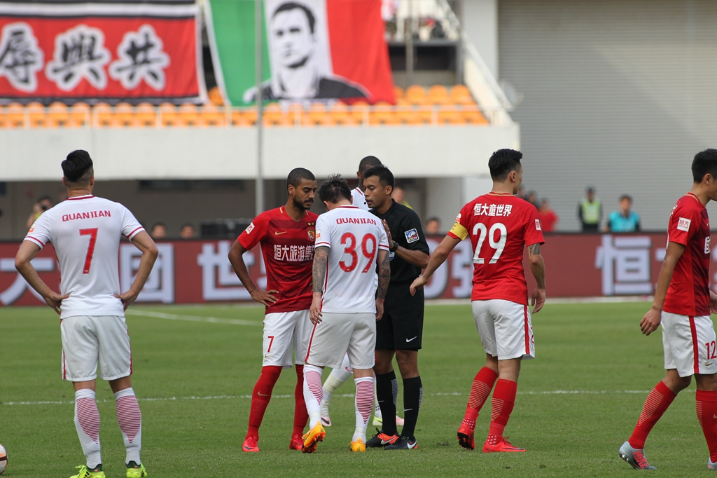 篮球火箭球员连续两场关键投篮命中