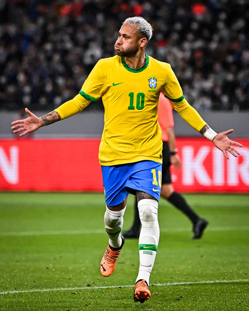 埃利奥特晒内马尔与梅西的球星卡，并配上了GOAT的emoji